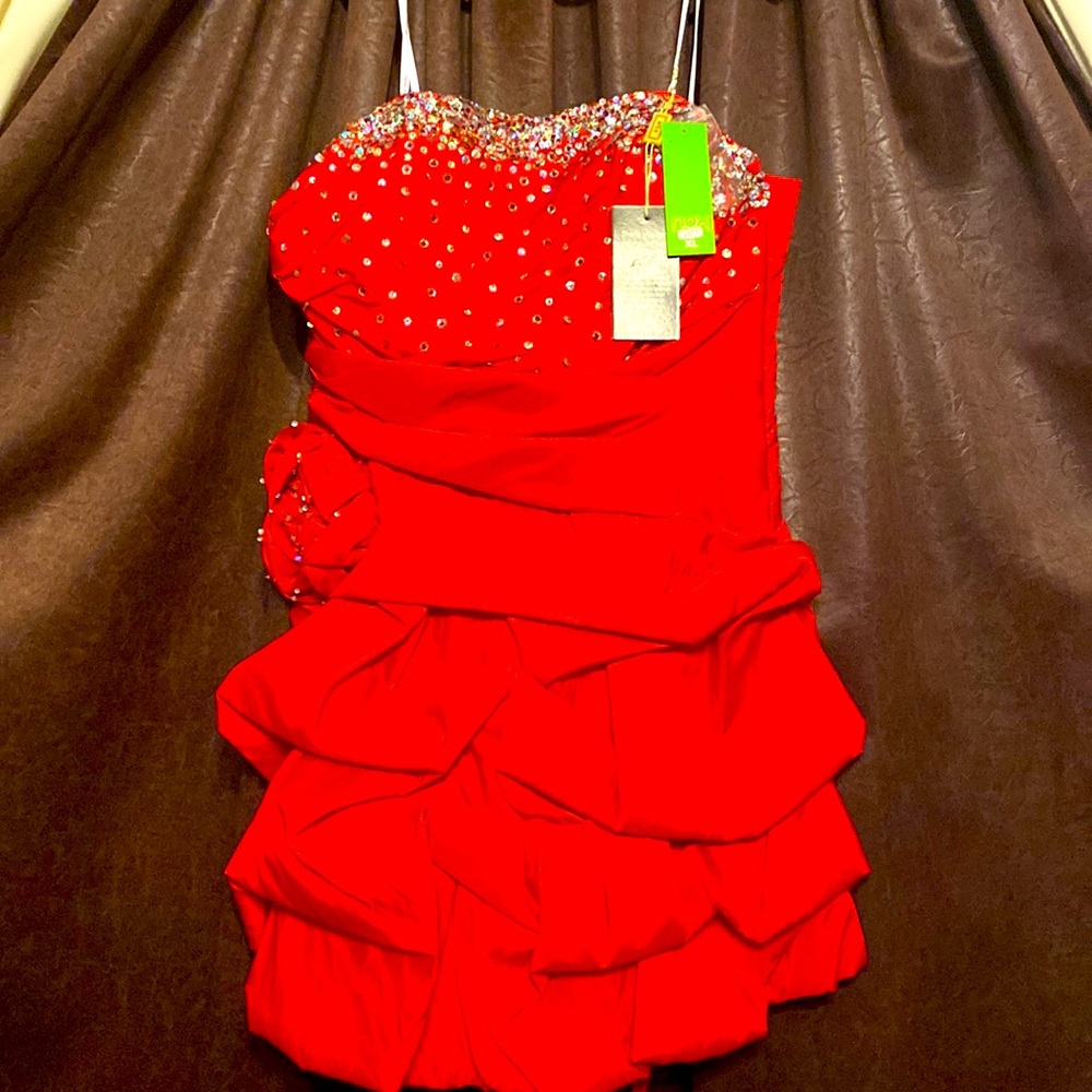 This short strapless formal comes with a Shaw.